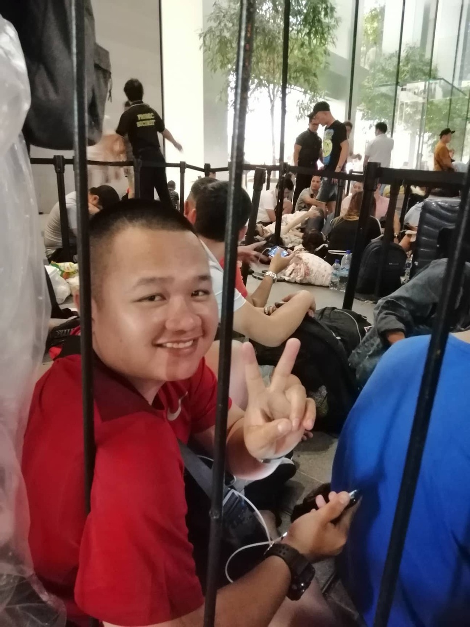 Người Việt xếp hàng mua iPhone ở Singapore bị "hành" trong cơn mưa lớn - 3 Người Việt xếp hàng mua iPhone ở Singapore bị "hành" trong cơn mưa lớn - 3