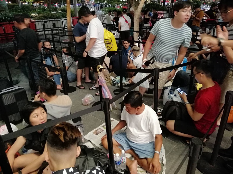Người Việt xếp hàng mua iPhone ở Singapore bị "hành" trong cơn mưa lớn - 6 Người Việt xếp hàng mua iPhone ở Singapore bị "hành" trong cơn mưa lớn - 6