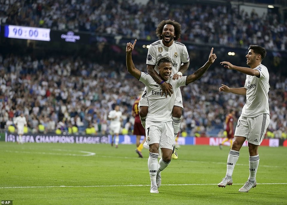 Real Madrid 3-0 AS Roma: Bale, Isco lập công - 12
Số 7 mới Mariano ăn mừng bàn thắng ấn định tỷ số 3-0 cho Real Madrid ở phút 90