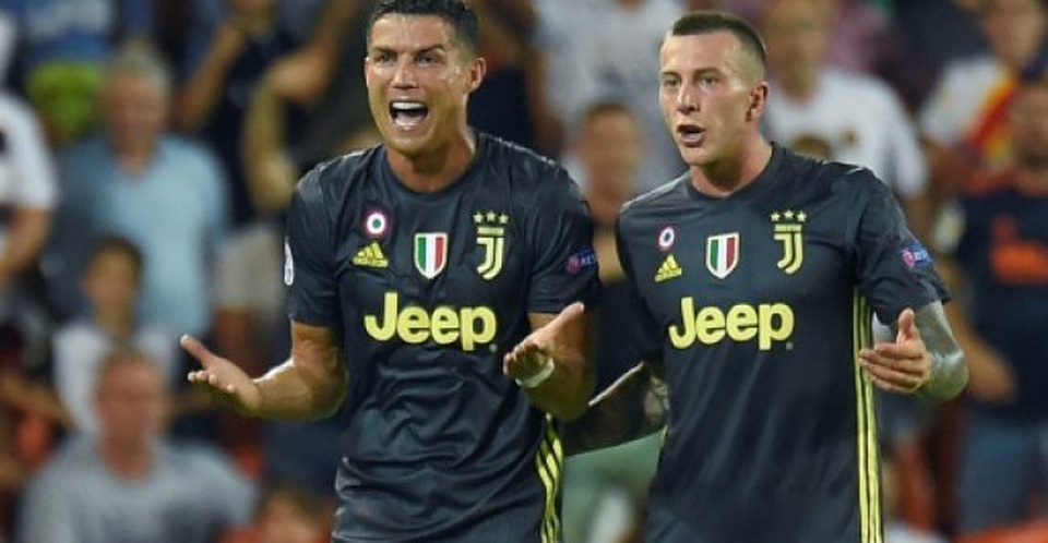 Vì sao C.Ronaldo phải nhận thẻ đỏ ở trận gặp Valencia? - 7
Đồng đội Bernarderschi (phải) ra an ủi C.Ronaldo