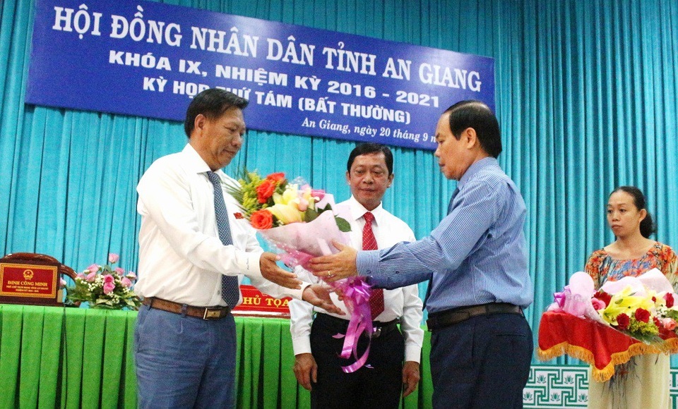An Giang có tân Phó Chủ tịch UBND tỉnh - 1 Ông Vương Bình Thạnh - Chủ tịch UBND tỉnh An Giang tặng hoa chúc mừng tân Phó Chủ tịch UBND tỉnh đối với ông Trần Anh Thư