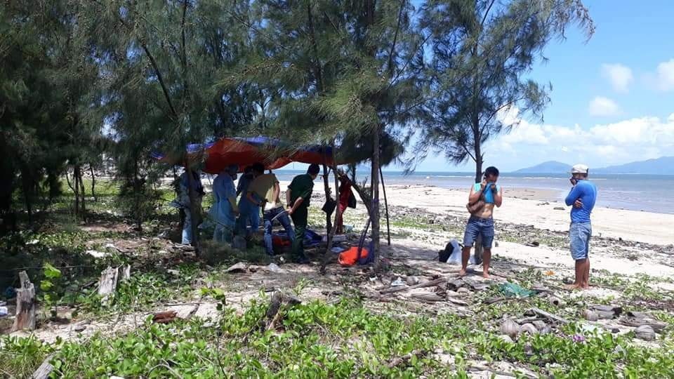 Lực lượng chức năng khám nghiệm tử thi nạn nhân