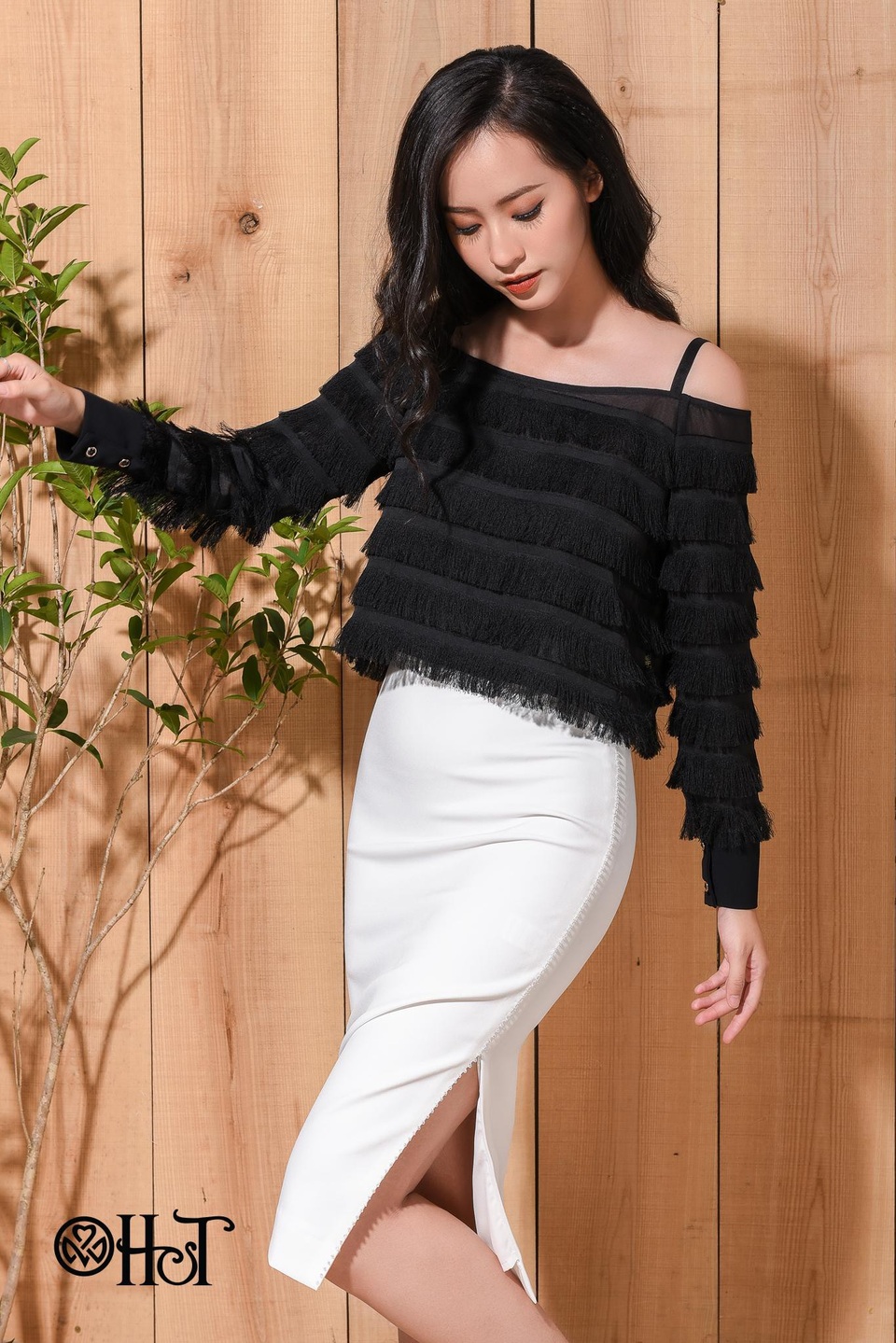 
Khó có gam màu nào đánh bật được đen - trắng vì sự lịch lãm mà chúng mang lại cho những người yêu thời trang
