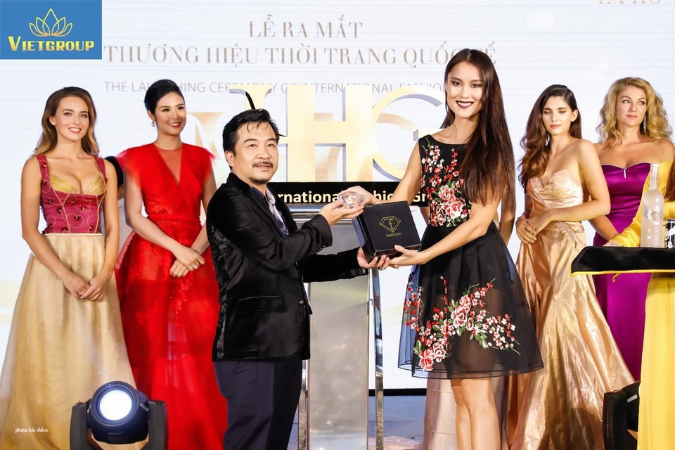 Fashiontv cafe chính thức có mặt tại Việt Nam - 2
Lễ ký kết có sự chứng kiến của rất nhiều khách mời đặc biệt, trong đó có Hoa hậu Việt Nam 2016 – Đỗ Mỹ Linh, Hoa hậu Việt Nam 2010 – Ngọc Hân và các tân Hoa hậu – Á hậu Áo