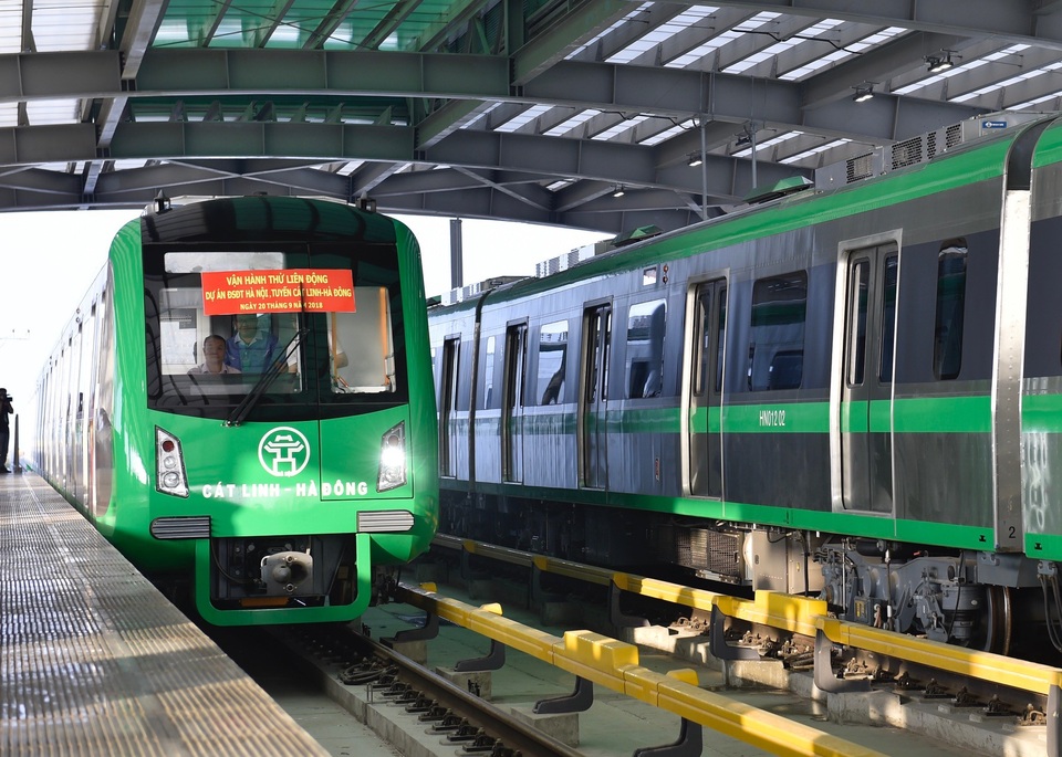 Cận cảnh tàu đường sắt trên cao đầu tiên tại Việt Nam ngày đầu vận hành thử - 2 
Trong thời gian đầu, các đoàn tàu chạy giãn cách từ 10-12 phút/chuyến, sau đó sẽ rút ngắn dần thời gian giãn cách theo thiết kế để đạt 5 phút/chuyến khi khai thác thương mại.