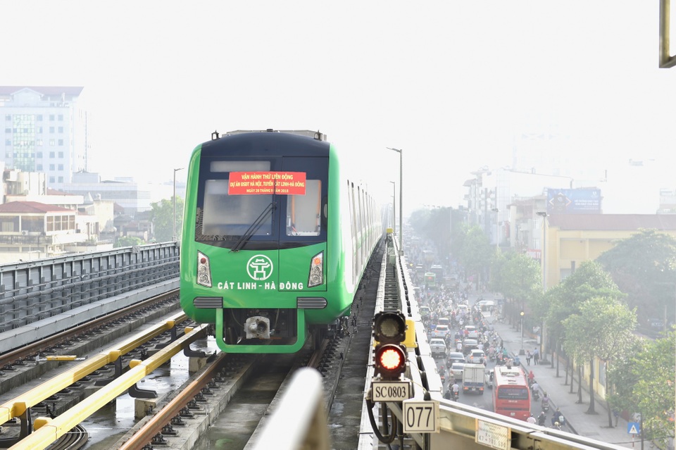 Cận cảnh tàu đường sắt trên cao đầu tiên tại Việt Nam ngày đầu vận hành thử - 3 13 đoàn tàu sẽ được vận hành thử trong 3-6 tháng, để đảm bảo toàn hệ thống hoạt động ổn định, tin cậy