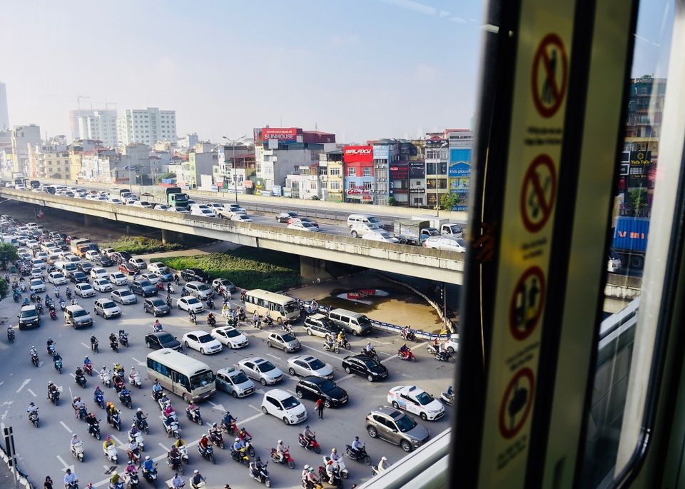 Cận cảnh tàu đường sắt trên cao đầu tiên tại Việt Nam ngày đầu vận hành thử - 8 Từ trên tàu Cát Linh - Hà Đông nhìn xuống dòng phương tiện kẹt cứng, hối hả trong giờ cao điểm buổi sáng