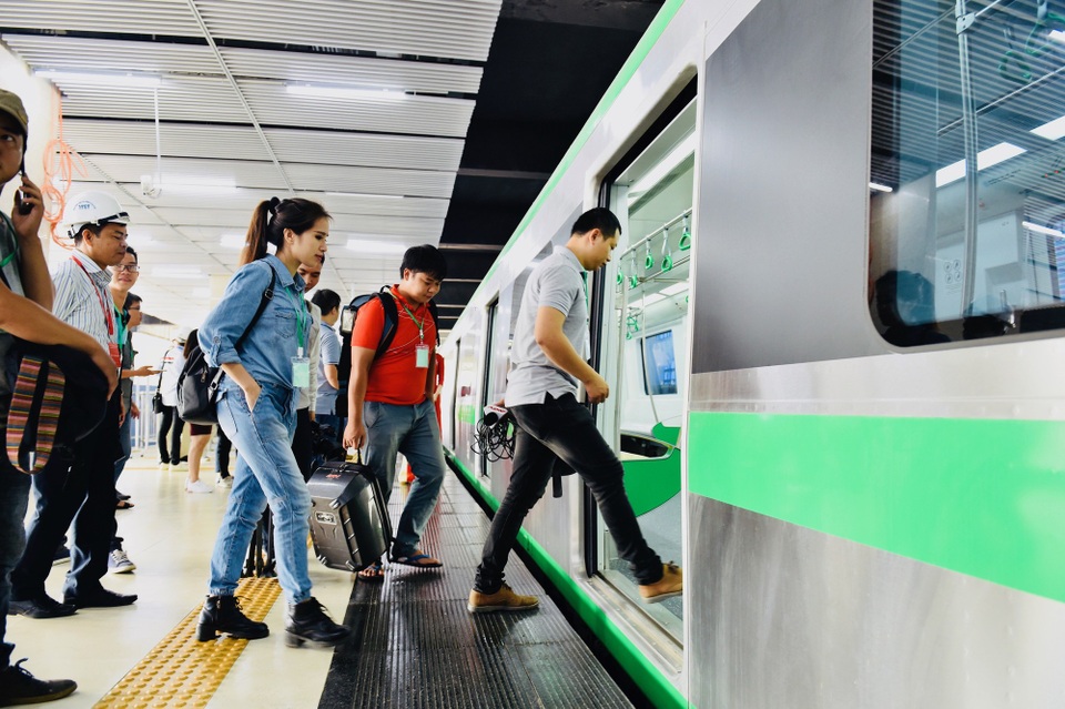 Cận cảnh tàu đường sắt trên cao đầu tiên tại Việt Nam ngày đầu vận hành thử - 6 Cận cảnh tàu đường sắt trên cao đầu tiên tại Việt Nam ngày đầu vận hành thử - 6