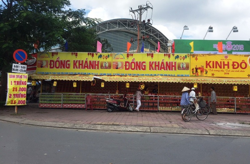 Bánh trung thu “chạy nước rút” cuối mùa, mua 1 thành 4 - 1 Thị trường bánh Trung thu đang trong giai đoạn “nước rút”. Ảnh: Đại Việt