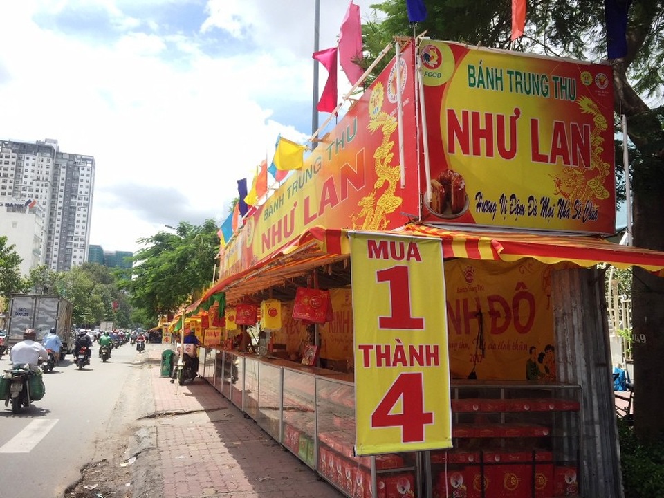 Bánh trung thu “chạy nước rút” cuối mùa, mua 1 thành 4 - 2 Bánh Trung thu đang được khuyến mãi “khủng” vì đang vào cuối mùa. Ảnh: Đại Việt