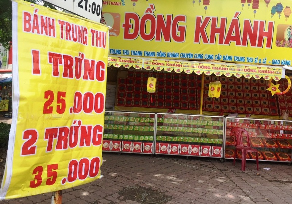 Bánh trung thu “chạy nước rút” cuối mùa, mua 1 thành 4 - 3 Bánh Trung thu giá rẻ chỉ từ 25.000 – 35.000 đồng/chiếc. Ảnh: Đại Việt