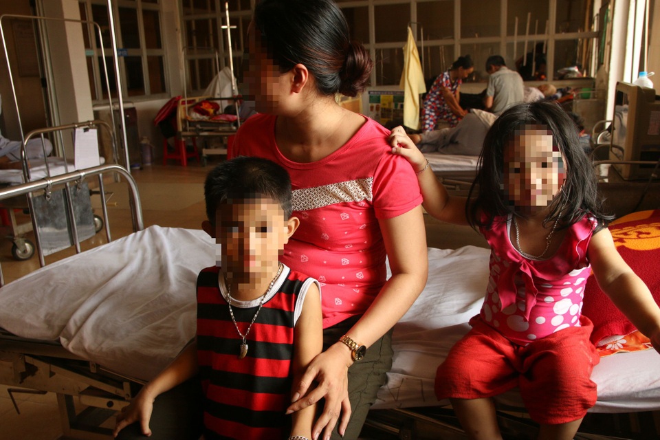 Vụ bố đòi tự thiêu cùng 3 con nhỏ: Do cuồng ghen - 3
Người vợ cùng các con Quân đang điều trị tại bệnh viện và vẫn chưa hết bàng hoàng.