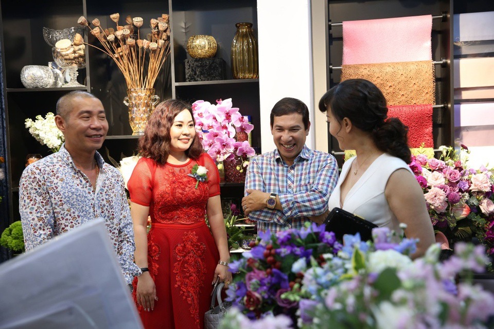 Mới đây, bộ ba Táo Quân: Công Lý, Vân Dung, Quang Thắng xuất hiện tại “Hoa ưu đàm” số 2c Quán Thánh (Hà Nội) đã khiến công chúng rất tò mò. Bởi thời gian gần đây có tin đồn Công Lý sẽ lên xe hoa với bạn gái vào dịp cuối năm sau khi bạn gái Công Lý rò rỉ hình ảnh đi thử váy cưới.