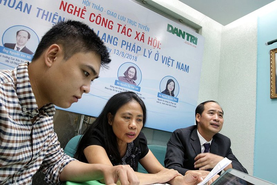 
Các diễn giả đang trả lời bạn đọc Báo điện tử Dân trí.
