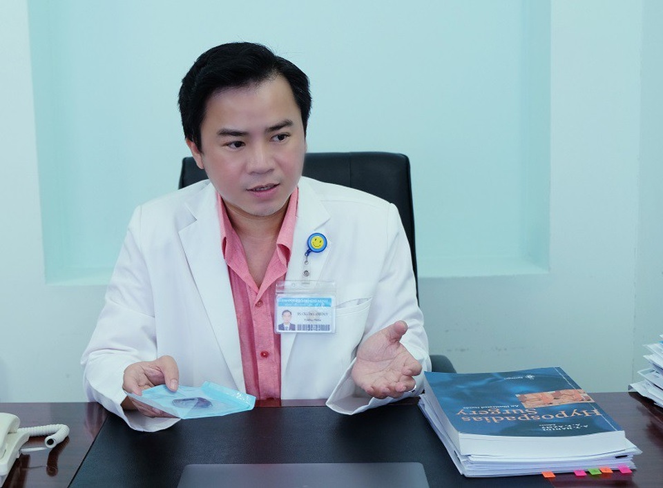 Dương vật lở loét vì cuộn cước 11 năm trong niệu đạo - 3 BS Trà Anh Duy khuyến cáo các nam thanh niên đường dại dột nhét bất cứ thứ gì vào đường tiểu