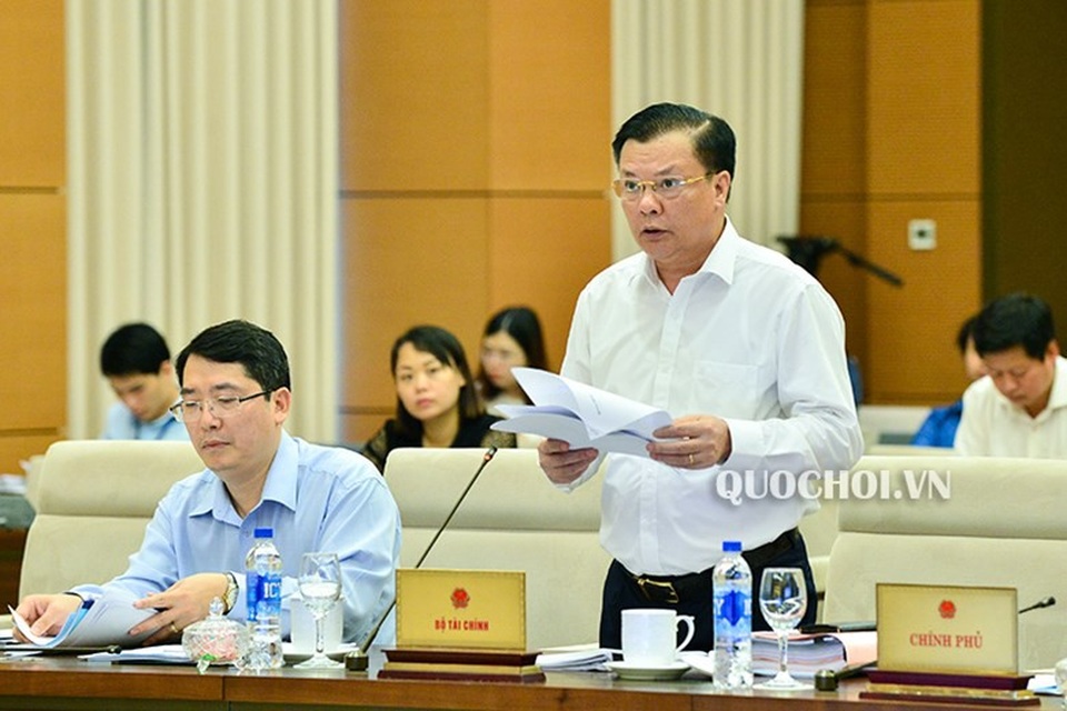 Từ 2019 tăng kịch khung thuế môi trường với xăng - 1 Bộ trưởng Tài chính Đinh Tiến Dũng trình đề xuất điều chỉnh thuế môi trường với xăng, dầu trước UB Thường vụ Quốc hội (ảnh: Quochoi.vn)