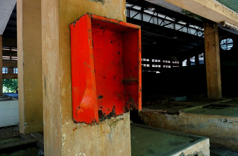 Bỏ hoang chợ tiền tỷ, tiểu thương "ôm" vỉa hè kiếm sống - 11 Hệ thống vòi cứu hóa đã bị tháo đi mất, chỉ còn trơ hộp sắt bên ngoài.
