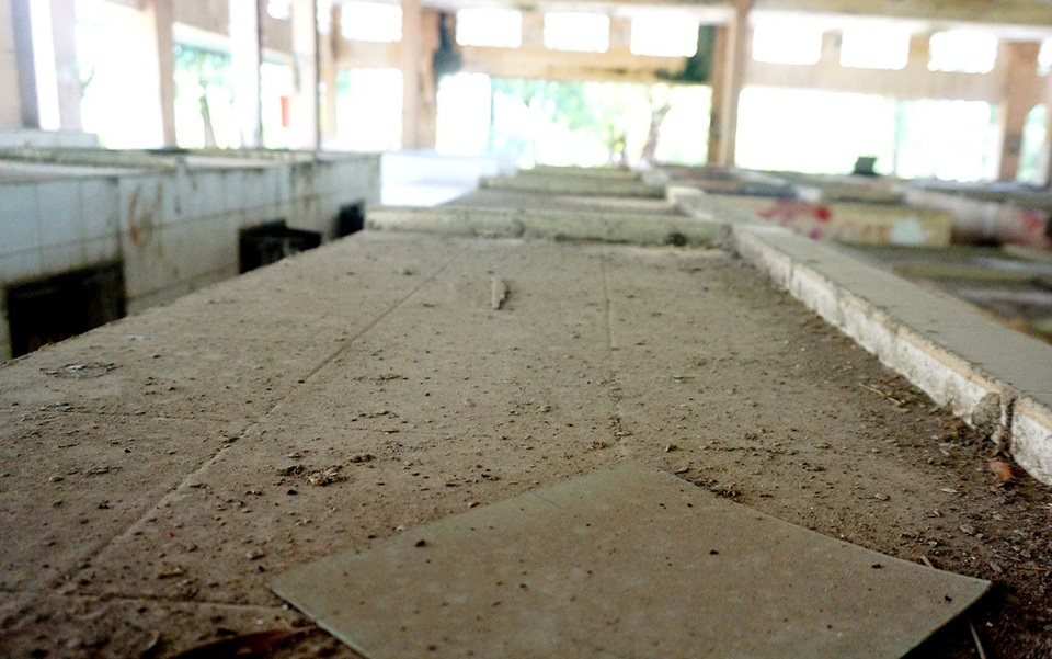 Bỏ hoang chợ tiền tỷ, tiểu thương "ôm" vỉa hè kiếm sống - 7 Ở khu vực sạp hàng bán thịt, cá đã phủ bụi dày vài cm.