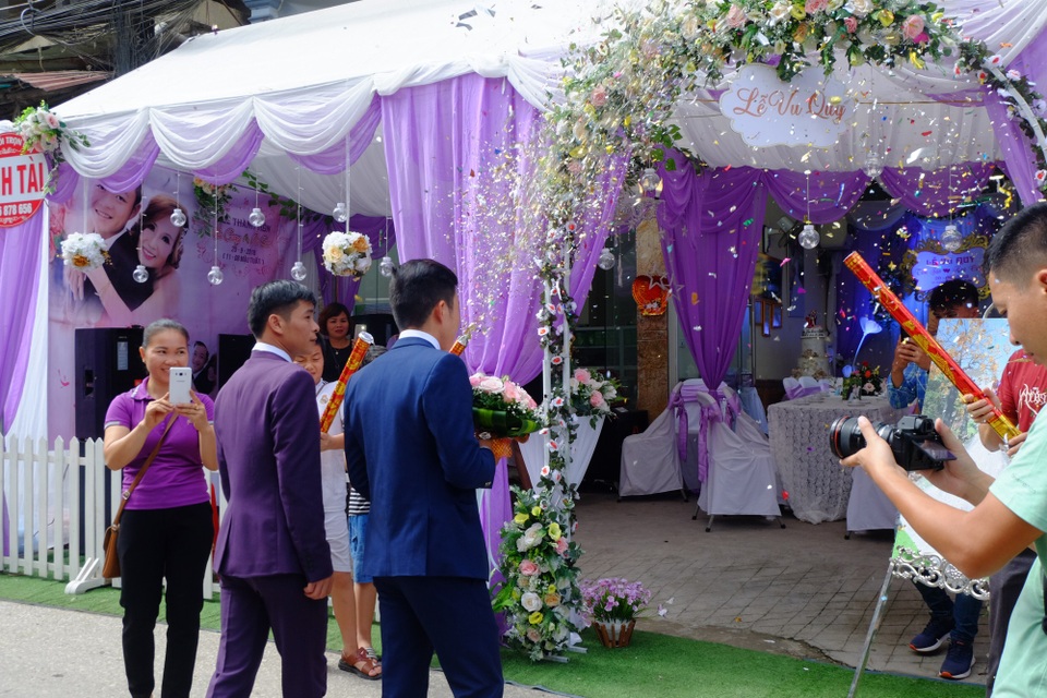 Hàng trăm người tham dự đám cưới cô dâu 61, chú rể 26 ở Cao Bằng - 5 Rất đông người dân ở thành phố Cao Bằng dù không được mời cũng đến tham dự ngày vui, reo hò khi thấy chú rể trẻ tuổi xuất hiện.