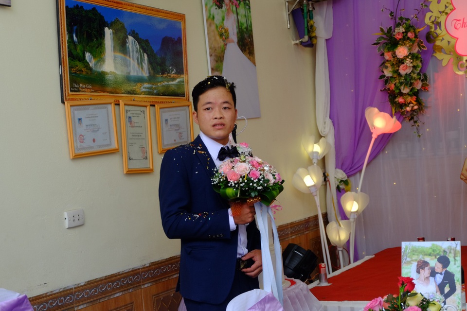 Hàng trăm người tham dự đám cưới cô dâu 61, chú rể 26 ở Cao Bằng - 6 Chú rể hồi hộp trong thời gian chờ đợi làm lễ