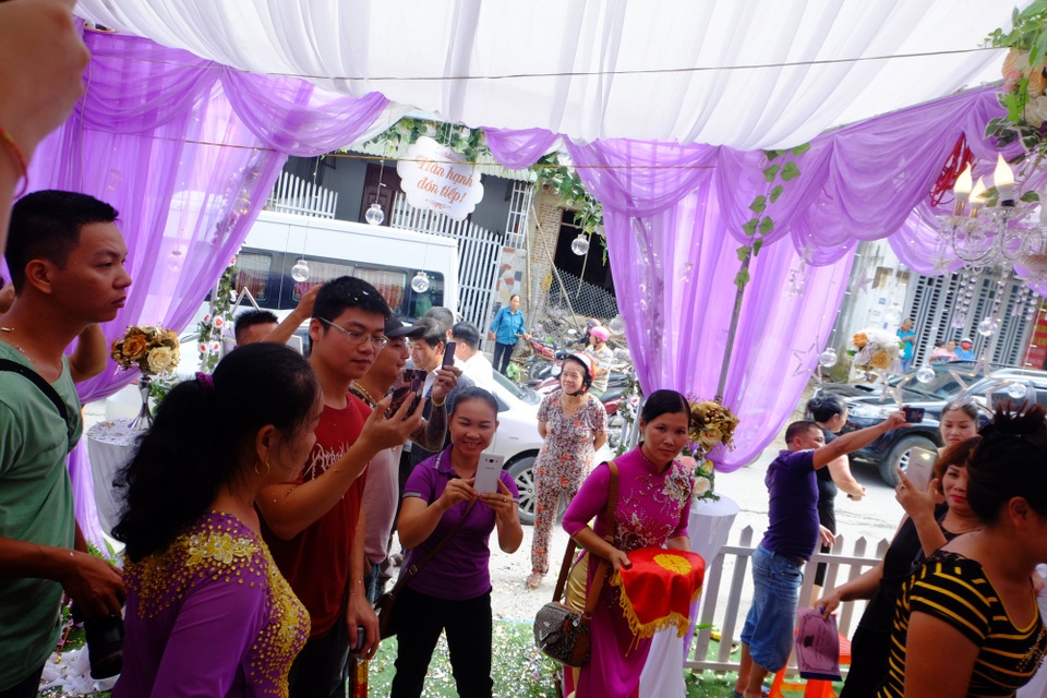 Hàng trăm người tham dự đám cưới cô dâu 61, chú rể 26 ở Cao Bằng - 2 Ngay từ sáng sớm ngày 20/9, tại nhà gái cô dâu Thu Sao ở thành phố Cao Bằng, đông đảo người thân và bạn bè đã có mặt để chúc phúc cho cặp đôi. Cô dâu 61 tuổi được trang điểm cẩn thận, mặc bộ áo dài màu đỏ, cười rạng rỡ, trông trẻ hơn nhiều so với tuổi của mình.