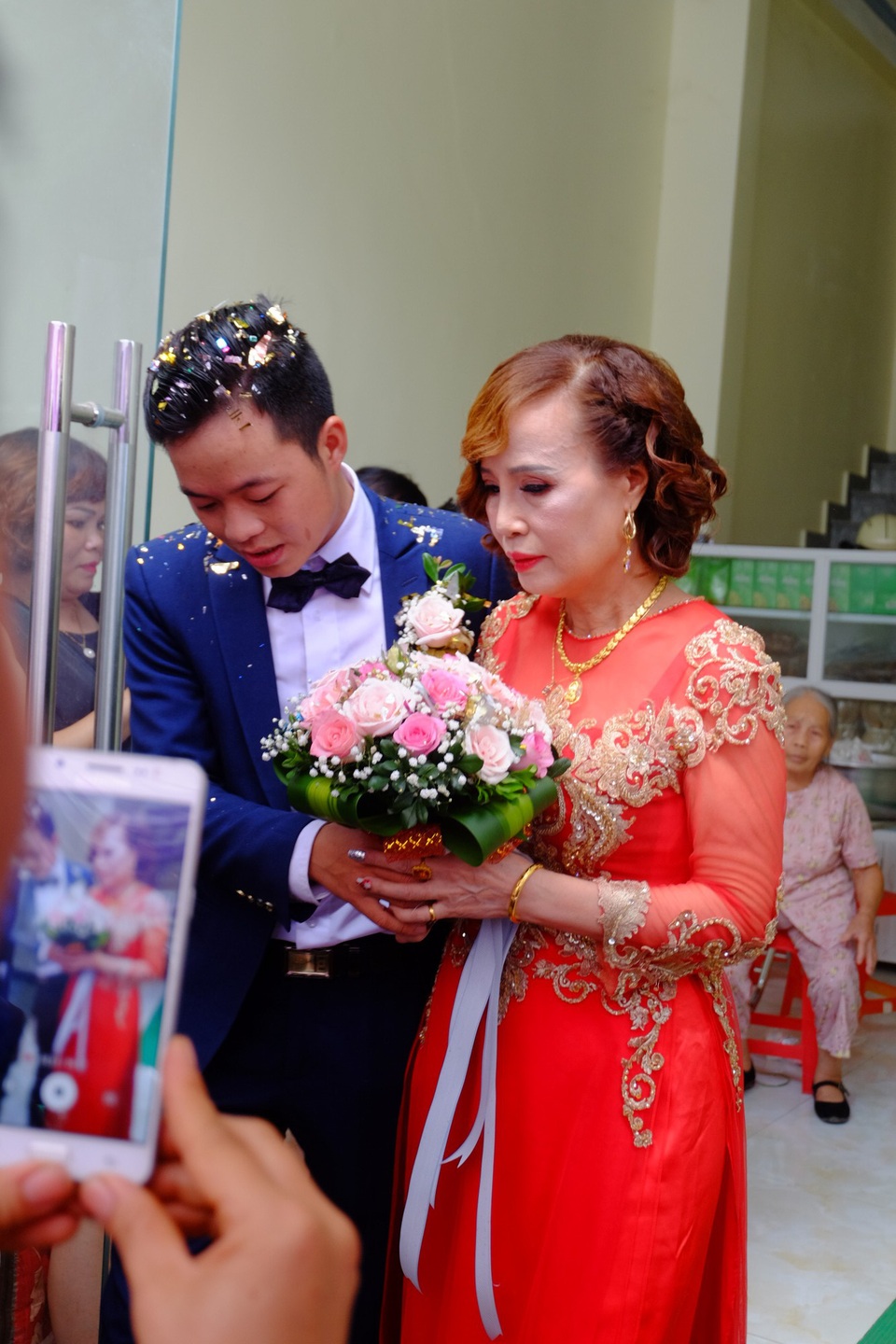 Hàng trăm người tham dự đám cưới cô dâu 61, chú rể 26 ở Cao Bằng - 7 Cô dâu Thu Sao rơm rớm nước mắt trong ngày vui trọng đại. Chia sẻ với PV, cô dâu 61 tuổi cho biết, cảm giác của chị rất xúc động, hồi hộp như lần đầu tiên lên xe hoa về nhà chồng. Trước ngày vui, chị Sao không thể chợp mắt vì lo lắng.