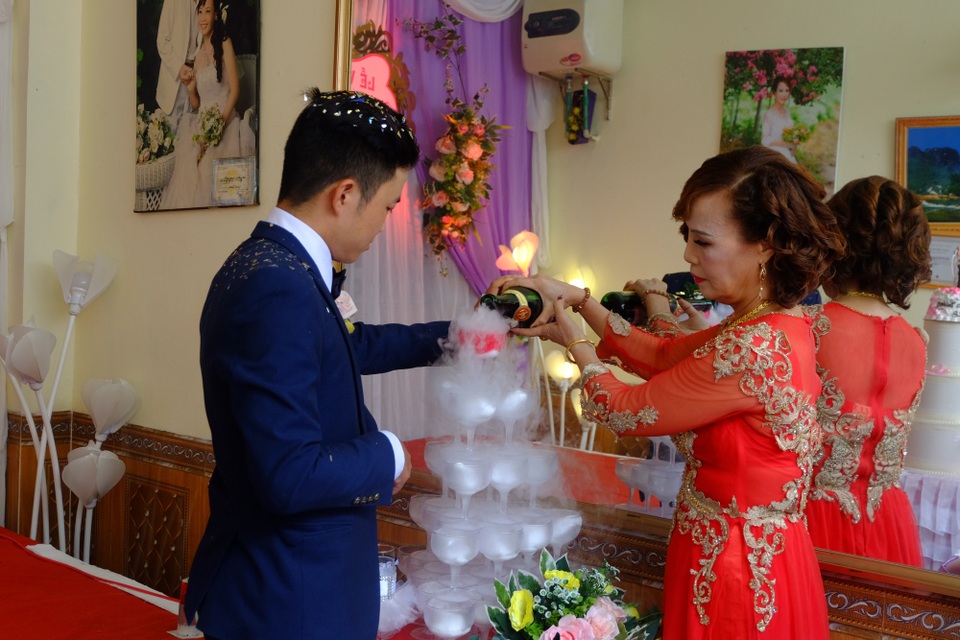 Hàng trăm người tham dự đám cưới cô dâu 61, chú rể 26 ở Cao Bằng - 9 Dù chênh lệch nhau 35 tuổi nhưng chị Sao cho biết, chuyện tình của chị cũng lãng mạn như nhiều cặp đôi khác. Cương ít tuổi nhưng chững chạc, chín chắn và rất đàn ông. Bất cứ ngày lễ, dịp sinh nhật hay các ngày kỷ niệm của cả hai, Cương đều nhớ và tự tay chuẩn bị các món quà ý nghĩa.