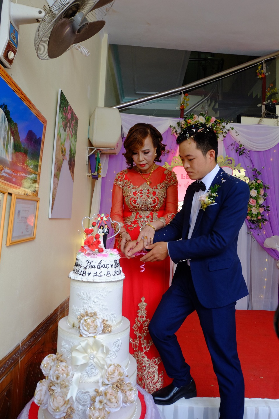 Hàng trăm người tham dự đám cưới cô dâu 61, chú rể 26 ở Cao Bằng - 10 Chị Sao có hai người con gái, người con cả sinh năm 1981 lấy chồng Tuyên Quang, người con gái út sinh năm 1995 cũng đã lập gia đình. Khi biết chuyện tình yêu đặc biệt của mẹ, cả hai không phản đối mà chỉ khuyên mẹ nên suy nghĩ cho kỹ. Trước ngày cưới, người con gái út của chị Sao đích thân tư vấn trang phục, làm đẹp trong ngày vui của mẹ.