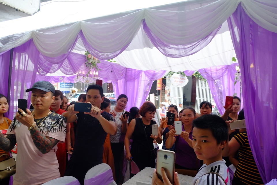 Hàng trăm người tham dự đám cưới cô dâu 61, chú rể 26 ở Cao Bằng - 12 Rất nhiều người dân xung quanh hiếu kỳ đến tham gia đám cưới đặc biệt