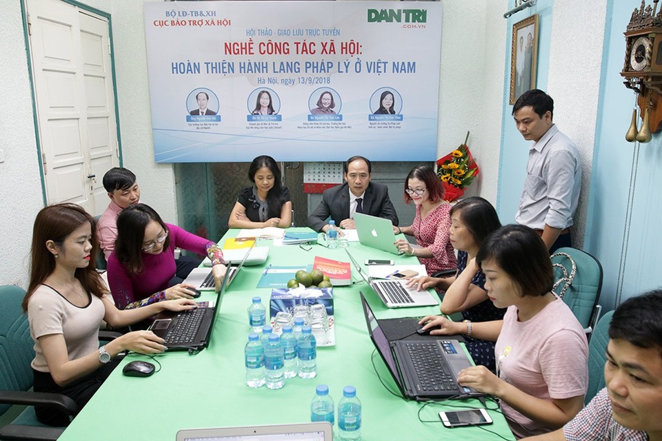 Nên quy định vai trò nhân viên công tác xã hội trong Luật nuôi con nuôi - 1
Các diễn giả đang trả lời thắc mắc của bạn đọc.