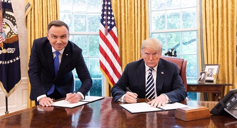 Bức ảnh gây tranh cãi giữa Tổng thống Trump và Tổng thống Ba Lan - 1 Tổng thống Mỹ Donald Trump và Tổng thống Ba Lan Andrzej Duda (Ảnh: Nhà Trắng)