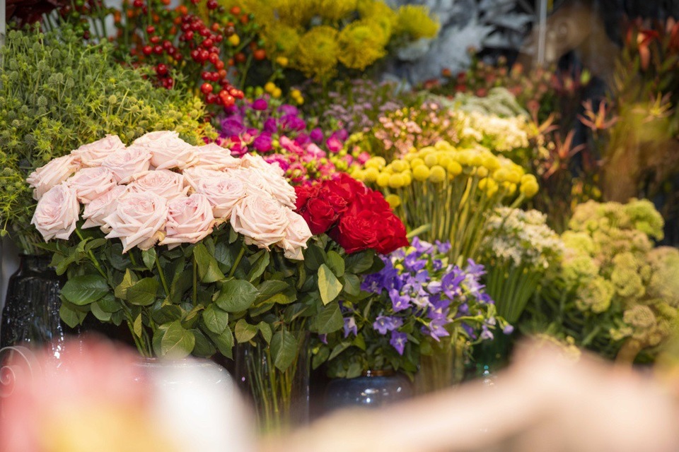 Nghệ sĩ Quang Thắng tiết lộ: “Ngoài hoa tươi, Hoa ưu đàm còn có dòng hoa lụa cao cấp mà trên thị trường không ai có. Bên cạnh đó là những phụ kiện dẫn đầu ngành hoa của Việt Nam. Sở hữu trong tay những nghệ nhân cắm hoa hàng đầu Việt Nam. Chính vì thấy hoa đẹp như vậy, khả năng tôi phải đi bán hoa”.