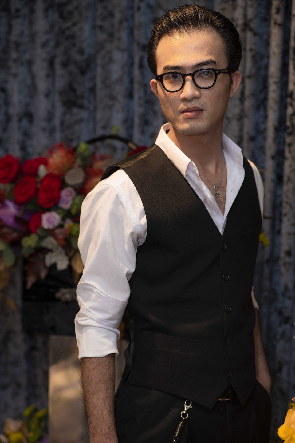 Ngoài ra, anh cũng giải thích vì sao hay từ chối trả lời truyền thông: “Tôi vẫn vui vẻ khi trả lời với truyền thông báo chí nhưng hầu hết mọi người chỉ tập trung vào cuộc sống riêng tư nên tôi đành phải từ chối”. Nam diễn viên chia sẻ, anh cũng không thích lên mạng xã hội đánh đồng hay tung hê cái gì cả, quan điểm của anh là mọi sự việc đều có công chúng nhìn nhận một cách khách quan.