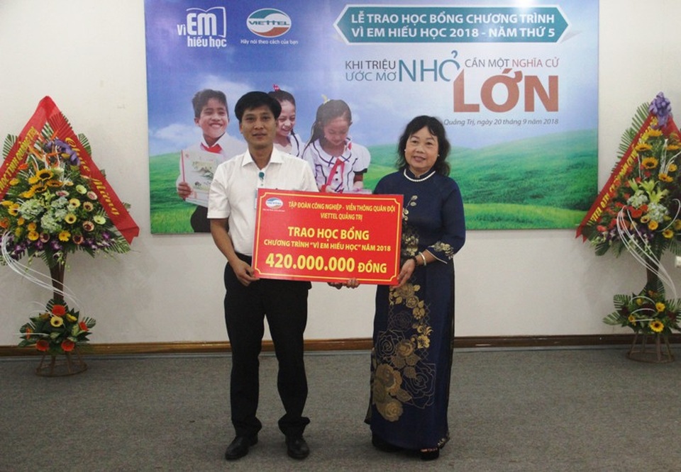 Hơn 400 triệu đồng học bổng “Vì em hiếu học” tặng học sinh nghèo - 1 Đại diện Viettel Quảng Trị trao hỗ trợ tượng trưng cho Hội Khuyến học