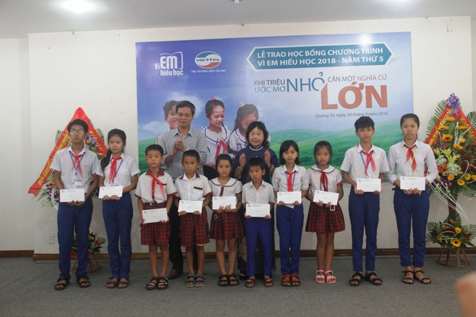 Hơn 400 triệu đồng học bổng “Vì em hiếu học” tặng học sinh nghèo - 2 Lãnh đạo Hội Khuyến học và chính quyền trao học bổng cho học sinh