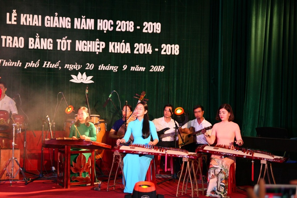 Thầy trò Học viện Âm nhạc Huế làm lễ khai giảng ngập tràn tiếng nhạc - 1
Tiết mục hòa tấu đàn tranh, bầu, tam thập lục...