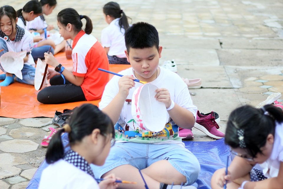 Học sinh tiểu học Hà Nội làm mặt nạ giấy bồi đón Trung thu - 6
Các họa sĩ nhí háo hức sáng tạo những chiếc mặt nạ của riêng mình.