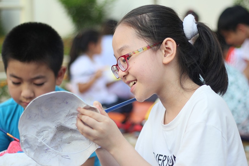 Học sinh tiểu học Hà Nội làm mặt nạ giấy bồi đón Trung thu - 8
Đa phần các em nhỏ đều rất háo hức trước món đồ chơi mà các em ít khi được tiếp cận ở thế giới hiện đại.
