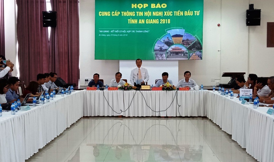 Hàng chục nghìn tỷ đồng đổ vào đầu tư, phát triển An Giang - 1 ông Lê Văn Nưng – Phó Chủ tịch UBND tỉnh An Giang, cho biết, An giang cũng còn nhiều khó khăn, như: vị trí, quỹ đất... nhưng với sự quyết tâm của cả hệ thống chính trị, An Giang sẽ đồng hành và tháo gỡ mọi khó khăn cho doanh nghiệp