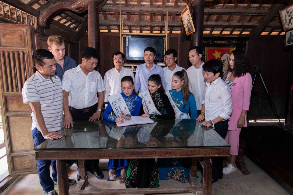 Hoa hậu, Á hậu Áo thăm nhà Đại tướng Võ Nguyên Giáp - 3 Các người đẹp cùng ghi cảm tưởng vào sổ.