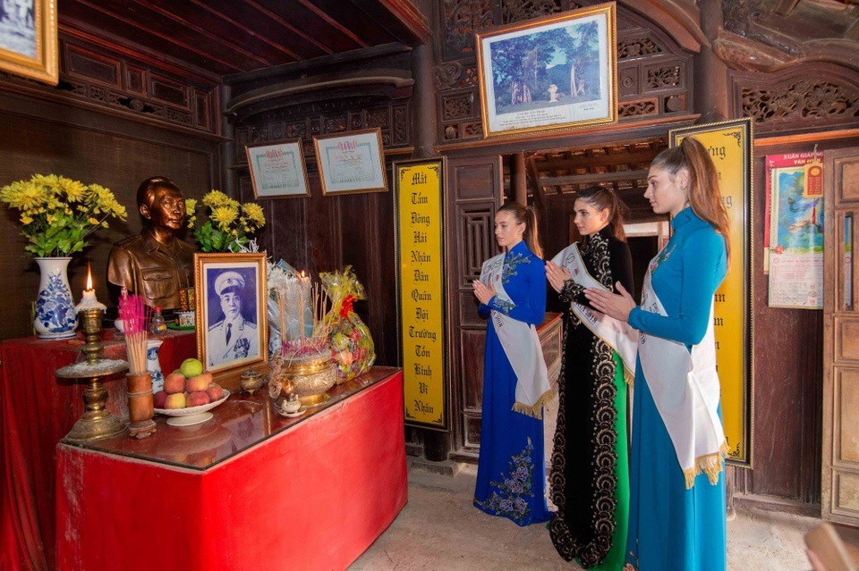 Hoa hậu, Á hậu Áo thăm nhà Đại tướng Võ Nguyên Giáp - 1 Top 3 người đẹp đạt ngôi vị cao nhất cuộc thi Hoa hậu Áo 2018 tham quan nhà Đại tướng Võ Nguyên Giáp tại Quảng Bình.