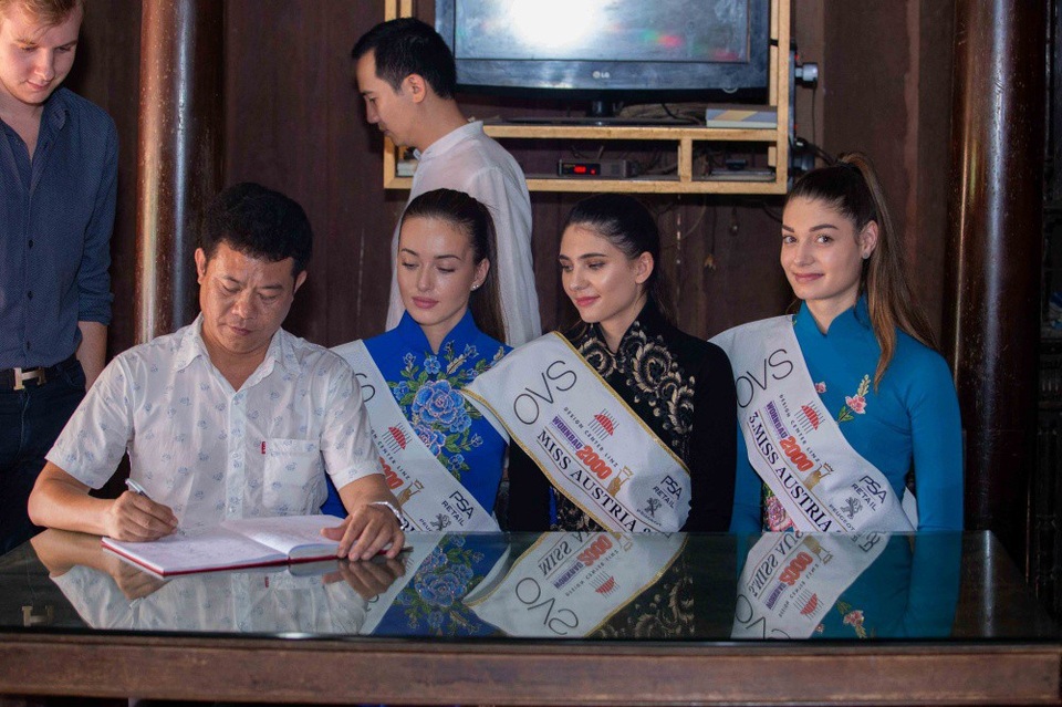 Hoa hậu, Á hậu Áo thăm nhà Đại tướng Võ Nguyên Giáp - 2 Các người đẹp không khỏi xúc động trước khung cảnh giản dị của ngôi nhà.
