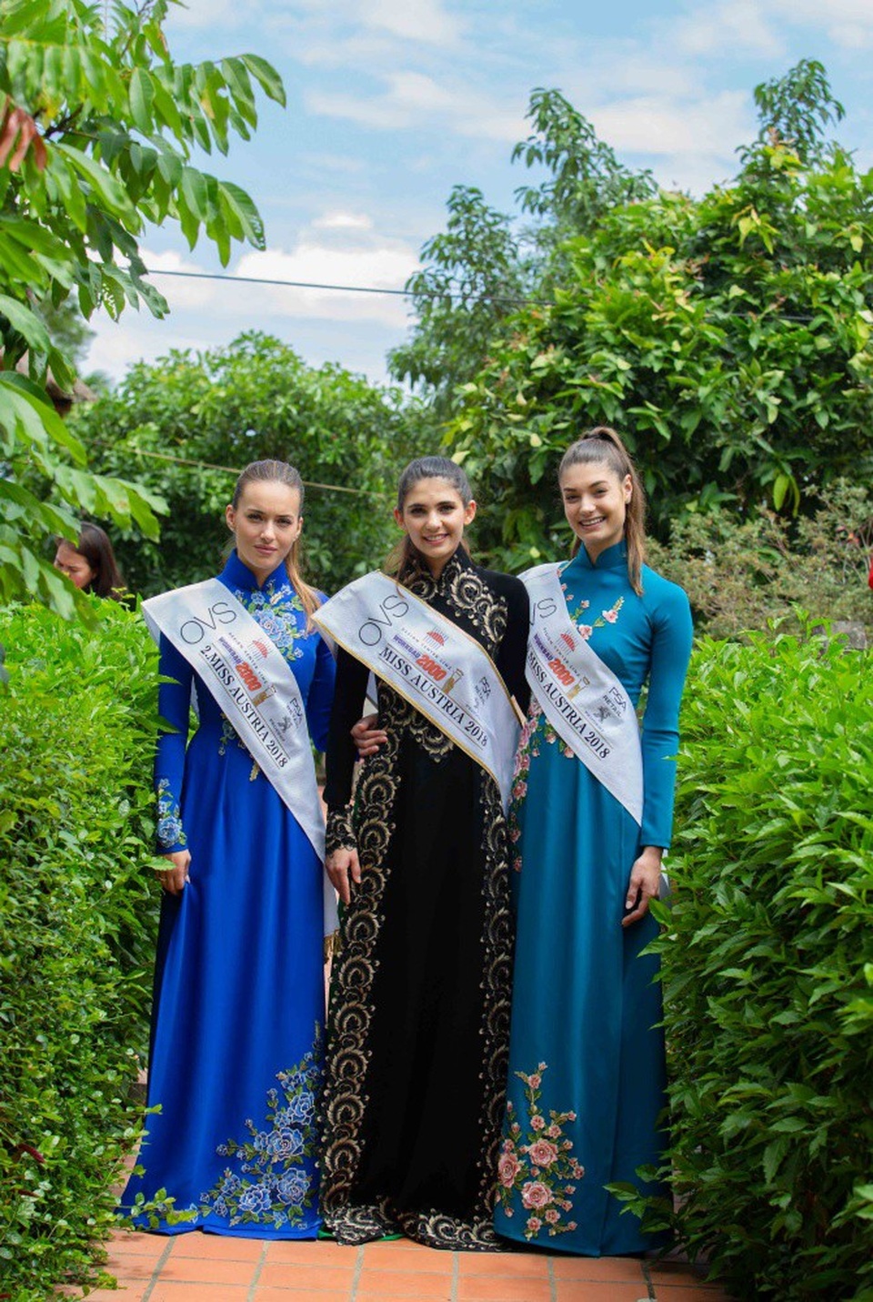 Hoa hậu, Á hậu Áo thăm nhà Đại tướng Võ Nguyên Giáp - 4 Các người đẹp khoác lên mình áo dài truyền thống Việt Nam.
