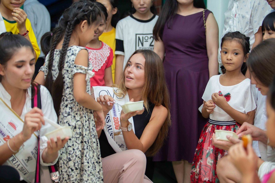 Hoa hậu, Á hậu Áo thăm nhà Đại tướng Võ Nguyên Giáp - 6 Các Hoa hậu, Á hậu cùng các bé của làng trẻ SOS.