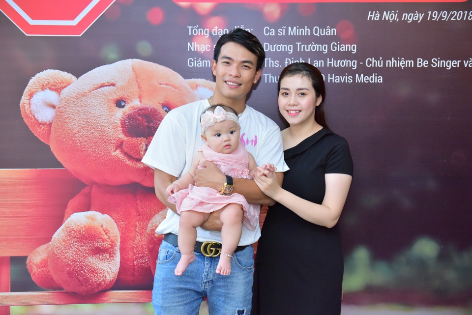 Gần 200 nghệ sĩ cùng chung tay lên án bạo hành và xâm hại trẻ em - 2 Nhạc sĩ Dương Trương Giang cùng vợ và con gái trong buổi giới thiệu MV.