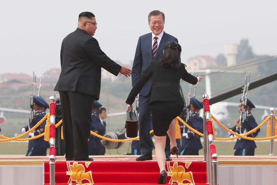Em gái tất bật tháp tùng ông Kim Jong-un tại thượng đỉnh liên Triều - 1
Hội nghị Thượng đỉnh Hàn-Triều lần thứ 3 diễn ra từ ngày 18-20/9 tại thủ đô Bình Nhưỡng của Triều Tiên. Sau 2 phiên thảo luậ, hai nhà lãnh đạo ngày 19/9 đã thông qua thỏa thuận Hòa bình Bình Nhưỡng, trong đó cam kết sẽ giảm bớt căng thẳng quân sự giữa 2 miền, nối lại các dự án đầu tư, xây dựng cơ sở hạ tầng trong đó có tuyến đường sắt liên Triều. Kết quả của sự kiện này đã được cộng đồng quốc tế đánh giá cao. Và sự thành công của hội nghị lần này ngoài sự quyết tâm mang lại hòa bình cho bán đảo Triều Tiên của 2 nhà lãnh đạo, còn một phần nhờ vào sự chu đáo và hiếu khách của chủ nhà Triều Tiên đã tạo nên một bầu không khí nồng ấm, gắn kết. Trong ảnh: Tổng thống Moon gặp bà Kim Yo-jong.