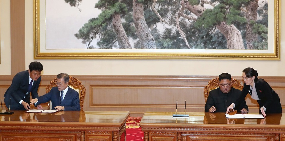 Em gái tất bật tháp tùng ông Kim Jong-un tại thượng đỉnh liên Triều - 5
Ngày 19/8, bà Kim xuất hiện trong lễ ký kết thỏa thuận giữa 2 nhà lãnh đạo, đưa bút cho anh trai ký vào văn bản quan trọng thể hiện cam kết phi hạt nhân hóa và hướng tới bán đảo Triều Tiên hòa bình và ổn định.