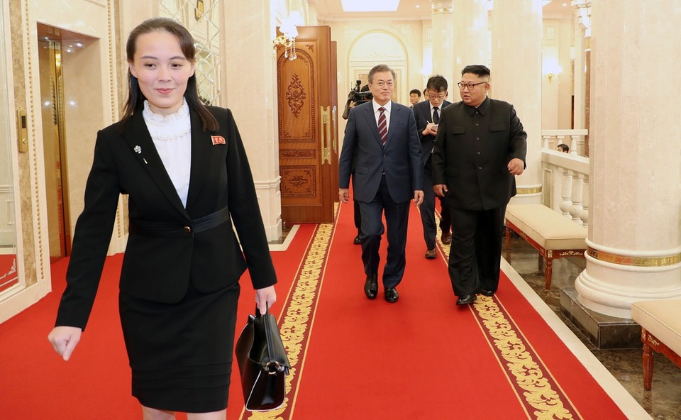 Em gái tất bật tháp tùng ông Kim Jong-un tại thượng đỉnh liên Triều - 7
Từ đó tới nay, bà luôn được cử tham gia những sự kiện quan trọng như thành viên phái đoàn Triều Tiên tới Thế vận hội mùa Đông 2018 tại Hàn Quốc. Bà cũng tháp tùng anh trai tới Hội nghị Thượng đỉnh Hàn-Triều cũng như Hội nghị Thượng đỉnh Mỹ-Triều hồi tháng 6.