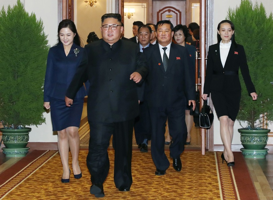 Em gái tất bật tháp tùng ông Kim Jong-un tại thượng đỉnh liên Triều - 3
Sau đó, bà di chuyển tới nhà khách Paekhwawon, nơi Tổng thống Moon và phu nhân nghỉ lại trong 3 ngày ở Triều Tiên, kiểm tra lại các thủ tục tiếp đón.