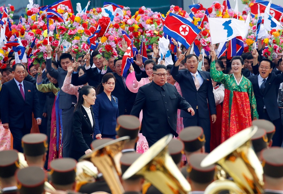 Em gái tất bật tháp tùng ông Kim Jong-un tại thượng đỉnh liên Triều - 8
“Bà Kim Yo-jong là trợ lý chính trị và cánh tay phải của ông Kim Jong-un”, ông Han-Bum Cho, chuyên gia tại Viện Thống nhất Quốc gia (Hàn Quốc) nói với ABC News. Chuyên gia này cho rằng bà là một trong số những quan chức cấp dưới mà ông Kim hoàn toàn tin tưởng. Bà Kim Yo-jong cũng được cho là một nhân vật không thể thiếu trong chiến lược “ngoại giao bóng hồng” của Triều Tiên nhằm tạo nên hình ảnh một Triều Tiên gần gũi, thiện cảm hơn trong mắt cộng đồng quốc tế. Vì vậy, một số ý kiến cho rằng bà Kim dường như không có vị trí quá quan trọng trong việc đưa ra những quyết định chủ chốt, và ông Kim thường cử cô đi tháp tùng tại các sự kiện nhằm mục đích tuyên truyền nhiều hơn.